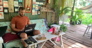Jari Dohmen als digital nomad in koffietentje