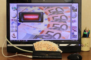 Beeld scherm met 50 euro biljetten er op die is aangesloten op een portemonnee vol met geld als of Online geld verdienen te downloaden is.